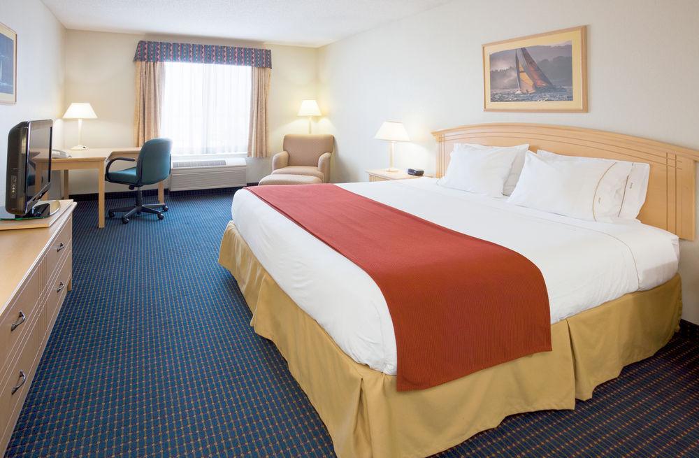 Holiday Inn Express & Suites Superior By Ihg Room photo